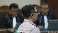 Hakim menghukum Ardian membayar denda Rp 100 juta subsider 3 bulan kurungan. Ardian juga dibebankan membayar uang pengganti Rp 2.976.999.000 dikurangi Rp 100 juta yang telah disita sebagai barang bukti sehingga sisa uang pengganti menjadi Rp 2.876.999.000.  
