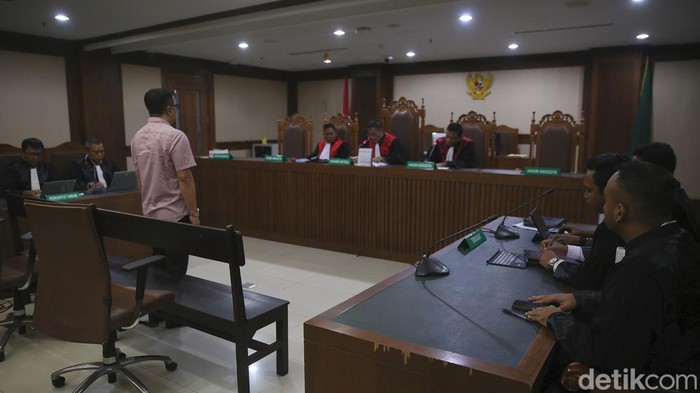 Eks Dirjen Kemendagri Divonis 4,5 Tahun Penjara Mantan Dirjen Bina Keuangan Daerah Kementerian Dalam Negeri (Kemendagri), M Ardian Noervianto, menghadiri sidang vonis di Pengadilan Tipikor Jakarta, Rabu (17/7/2024). M Ardian Noervianto divonis hukuman 4 tahun 6 bulan penjara.