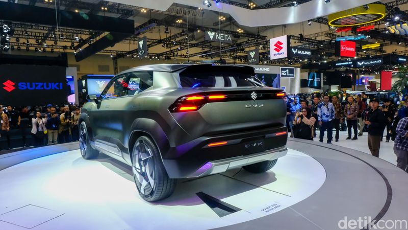 Produsen mobil Suzuki di Indonesia itu resmi memperkenalkan mobil listrik pertamanya di pameran yang berlangsung di ICE BSD, Tangerang, Rabu (17/7/2024). Mobil listrik ini diberi nama Suzuki eVX.