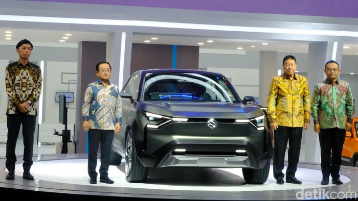 eVX Meluncur di GIIAS 2024, Mobil Listrik Jagoan Suzuki Produsen mobil Suzuki di Indonesia itu resmi memperkenalkan mobil listrik pertamanya di pameran yang berlangsung di ICE BSD, Tangerang, Rabu (17/7/2024). Mobil listrik ini diberi nama Suzuki eVX.