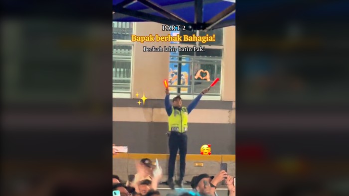 Aksi petugas TransJ mood banget berjoget-joget sambil mengatur lalu lintas (lalin) menarik viral di medsos (Screenshot video viral/vt @arimosquito)