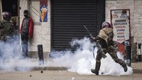 Sejumlah petugas polisi menembakkan gas air mata saat aksi protes tuntut Presiden Kenya William ruto untuk mundur, Nairobi, Kenya, Selasa (16/7/2024).