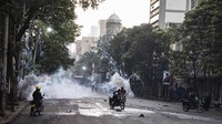 Toko-toko di pusat kota Nairobi ditutup saat polisi menembakkan gas air mata untuk membubarkan ratusan demonstran.