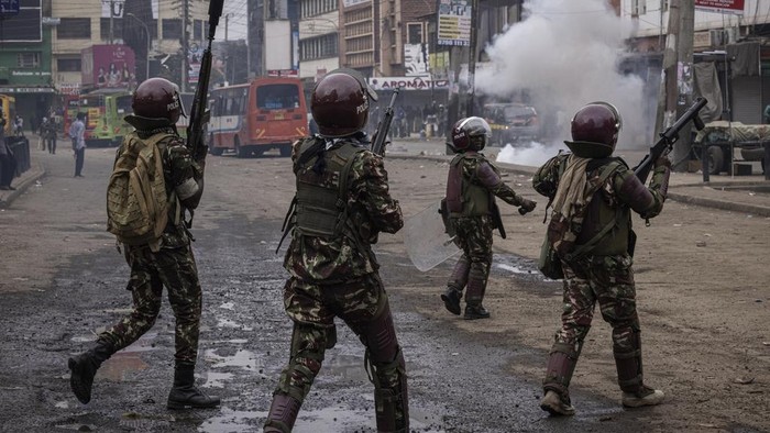 Gas Air Mata Warnai Aksi Tuntut Pengunduran Presiden Kenya Aksi seruan tuntutan presiden kenya William Ruto kembali ricuh. Sejumlah petugas polisi menembakkan gas air mata ke massa.