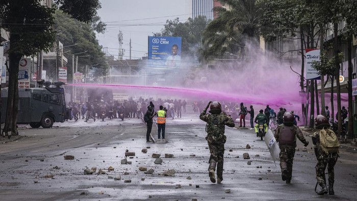 Aksi seruan tuntutan presiden kenya William Ruto kembali ricuh. Sejumlah petugas polisi menembakkan gas air mata ke massa.