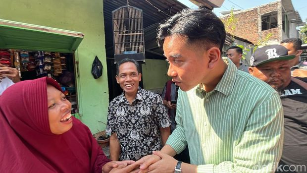 Gibran Rakabuming Raka blusukan di Kampung Joyosuran, Pasar Kliwon, Solo, Rabu (17/7/2024).