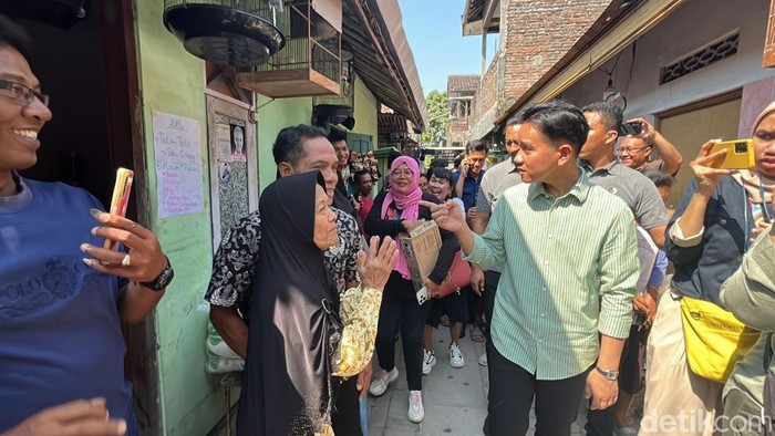 Gibran Rakabuming Raka blusukan di Kampung Joyosuran, Pasar Kliwon, Solo, Rabu (17/7/2024).