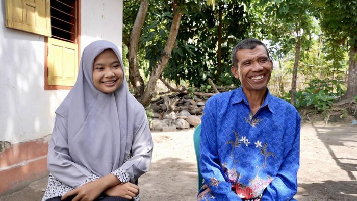Gigih Indah bersama ayahnya, Muhidin. Gigih diterima di UGM melalui SNBP 2024 dan dikenakan subsidi UKT 100 persen.