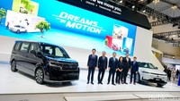 Honda Step WGN dan Honda e:N1 diperkenalkan di GIIAS 2024 di ICE BSD City, Tangerang, Rabu (17/7/2024). Step WGN merupakan medium van dan e:N1 yang merupakan kendaraan listrik (EV) murni. Kedua mobil ramah lingkungan tersebut belum akan dijual ke konsumen.