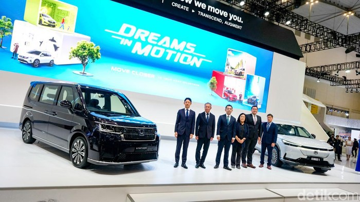 Honda Kenalkan Step WGN dan e:N1 Kembaran HR-V di GIIAS 2024 PT Honda Prospect Motor (HPM) kembali meramaikan Gaikindo Indonesia International Auto Show (GIIAS) 2024. HPM memperkenalkan Honda Step WGN dan Honda e:N1 di ICE BSD City, Tangerang, Rabu (17/7/2024).