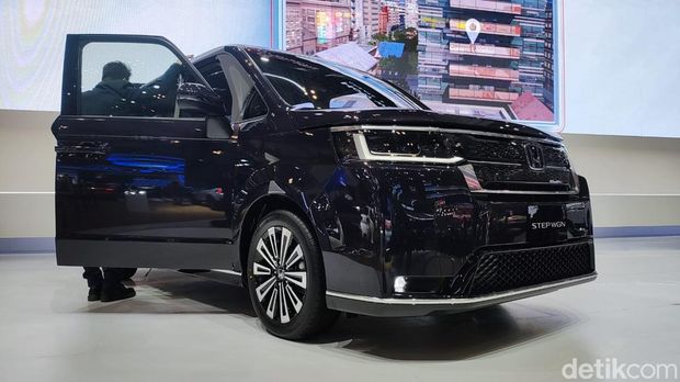 Honda Step WGN dan Honda e:N1  di ajang GIIAS 2024