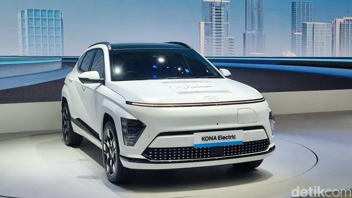 Harga Hyundai Kona Electric terbaru diumumkan pada ajang GIIAS 2024. Mobil listrik tersebut dijual dengan harga mulai Rp 499 juta.