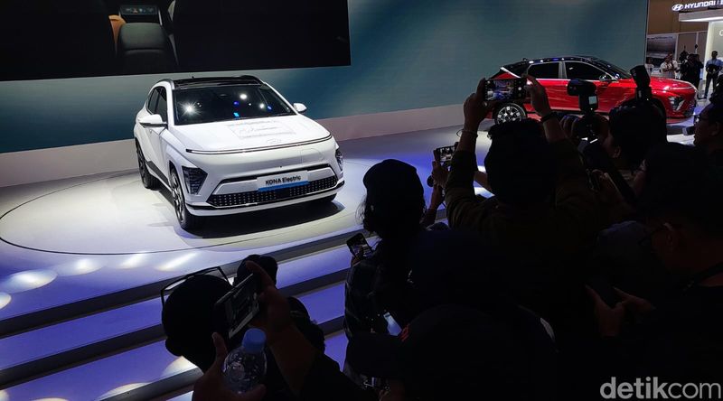 Harga Hyundai Kona Electric terbaru diumumkan pada ajang GIIAS 2024. Mobil listrik tersebut dijual dengan harga mulai Rp 499 juta.