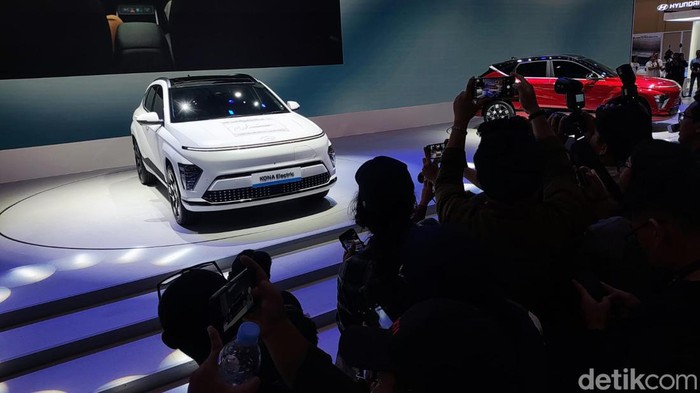 Harga Hyundai Kona Electric terbaru diumumkan pada ajang GIIAS 2024. Mobil listrik tersebut dijual dengan harga mulai Rp 499 juta.