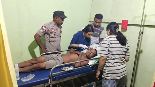 Ibrahim Sajan (52) saat menjalani perawatan medis di Puskesmas Soliu, Kecamatan Amfoang Barat Laut, Kabupaten Kupang, NTT. (Dok. Polsek Amfoang Utara).