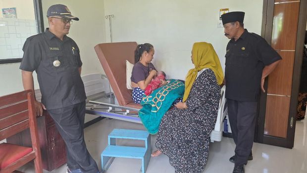 Ibu di Banyuwangi melahirkan darurat di mobil