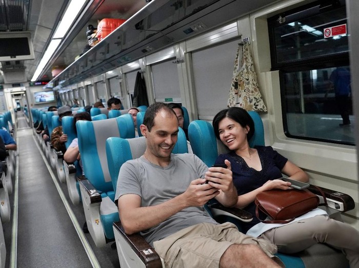Kereta api menjadi salah satu moda transportasi favorit banyak orang karena harganya yang relatif terjangkau, bebas macet, dan nyaman. Tak heran saat musim liburan tiba, stasiun-stasiun besar selalu dipadati dengan penumpang yang akan bepergian ke lu