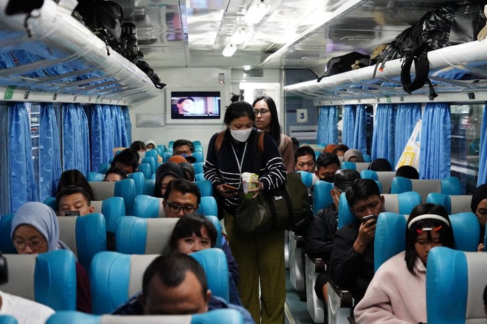 Ilustrasi penumpang kereta api jarak jauh