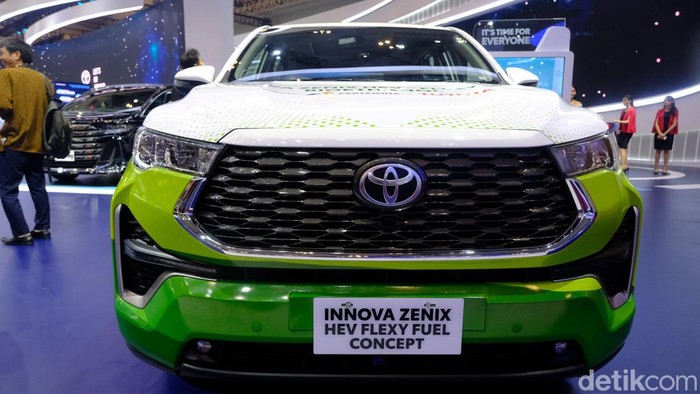 Innova Zenix HEV Flexy Engine Bioethanol dikenalkan di GIIAS 2024 yang digelar di ICE BSD City, Tangerang, Rabu (17/7/2024).