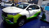 Mengusung grafis warna putih dan hijau, mobil terlihat memakai logo Pertamina dan Toyota di bagian pintu depan.  