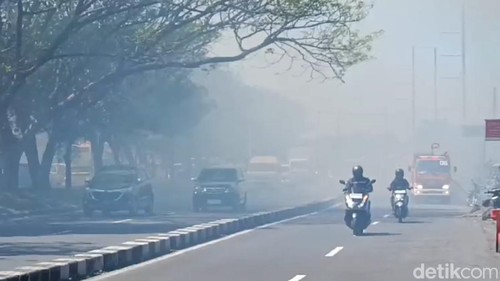 Jalan Raya By Pass Ida Bagus Mantra wilayah Pantai Biaung Gianyar dipenuhi asap pekat dari kebakaran lahan, Rabu (17/7/2024). (Putu Krista/detikBali).