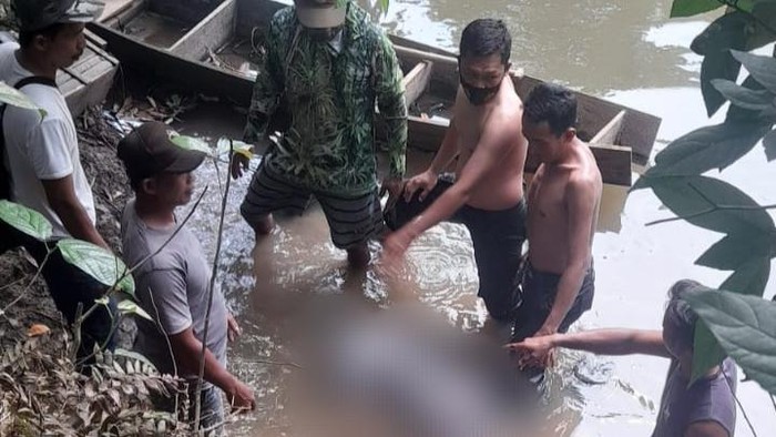 Jasad Nurhidayati saat dievakuasi warga dan polisi.