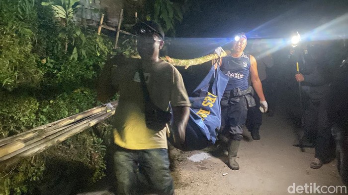 Jasad saat dievakuasi tim di kawasan hutan Situ Gunung