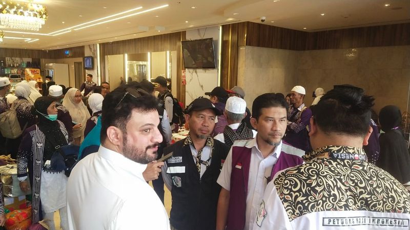 Jemaah kelompok terbang (kloter) 34 Embarkasi Makassar (UPG-34) mendapat informasi pesawat delay saat sudah tiba di bandara.