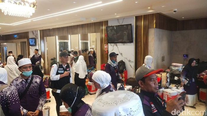 Jemaah kelompok terbang (kloter) 34 Embarkasi Makassar (UPG-34) mendapat informasi pesawat delay saat sudah tiba di bandara.