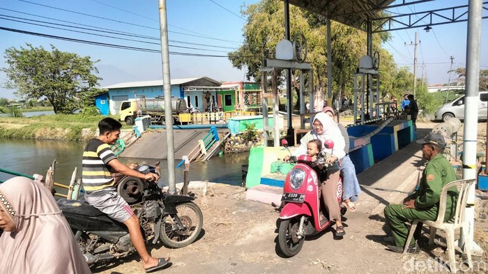 jembatan kedung peluk sidoarjo ambruk warga melintas di jalur alternatif