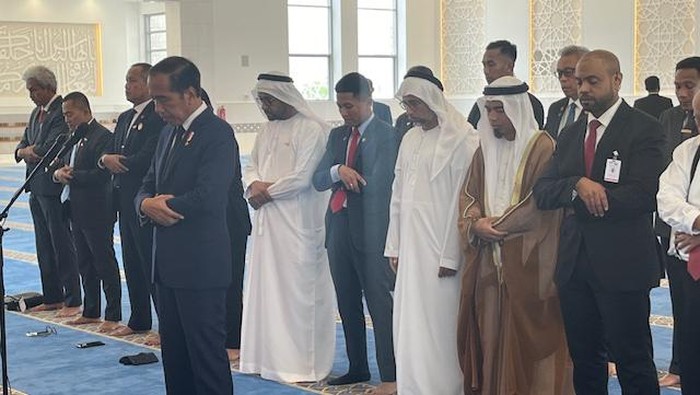 Jokowi Melakukan Salat Perdana di Masjid Istana Kepresidenan Abu Dhabi setelah Bertemu Putra Mahkota