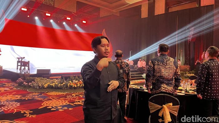 Juru Bahasa Isyarat saat memandu lagu Indonesia Raya
