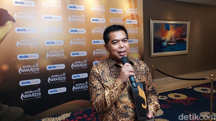 Kadiskominfo Karawang, Wahidin menerima Penghargaan detikJabar Awards 2024