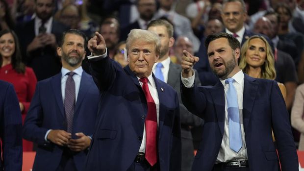 Kandidat presiden dari Partai Republik mantan Presiden Donald Trump tampil bersama calon wakil presiden JD Vance, R-Ohio, pada Konvensi Nasional Partai Republik Senin, 15 Juli 2024, di Milwaukee. (AP Photo/Paul Sancya)