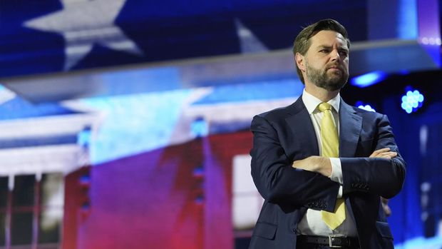 Kandidat wakil presiden dari Partai Republik Senator JD Vance, R-Ohio, memeriksa panggung sebelum Konvensi Nasional Partai Republik Selasa, 16 Juli 2024, di Milwaukee. (AP Photo/Paul Sancya)