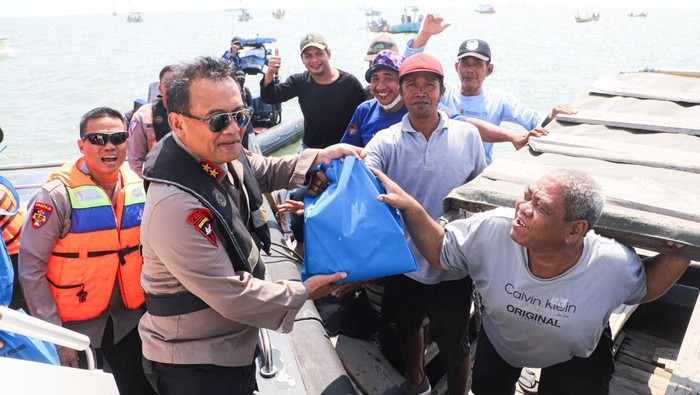 Kapolda Jateng Irjen Ahmad Luthfi bagikan sembako ke nelayan di tengah laut