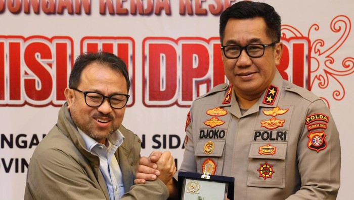 Kapolda Kalteng Irjen Djoko Poerwanto menerima apresiasi dari Komisi III DPR RI.