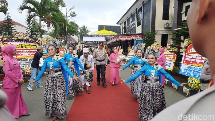 Kapolres Tasikmalaya yang Baru AKBP Haris Dinzah datangi Polres Tasikmalaya.