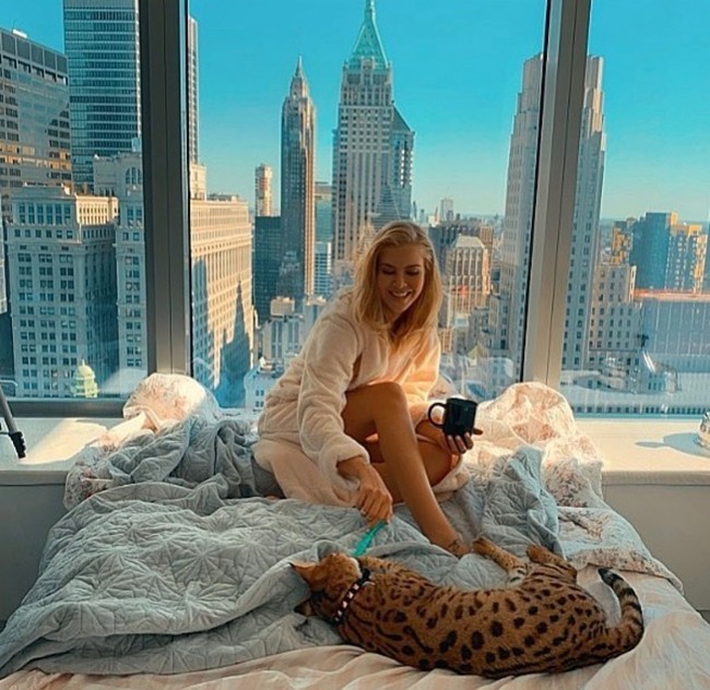 Sebagai bagian dari transformasinya, Torres mulai memperkenalkan diri sebagai pembimbing spiritual dengan kemampuan membuat prediksi. Ia meluncurkan sebuah situs wellness dan layanan berlangganan yang menjanjikan jalan menuju kekayaan, cinta, dan kepercayaan diri bagi para pengikutnya. Foto: Dok. Instagram