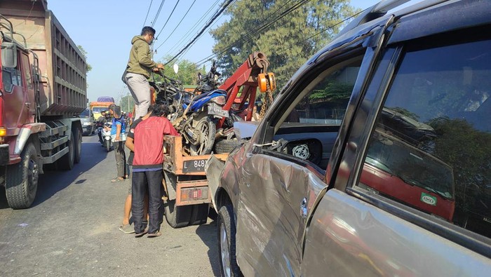 Tragedi di Gresik: Kecelakaan Beruntun Libatkan 6 Kendaraan, Nyawa Melayang