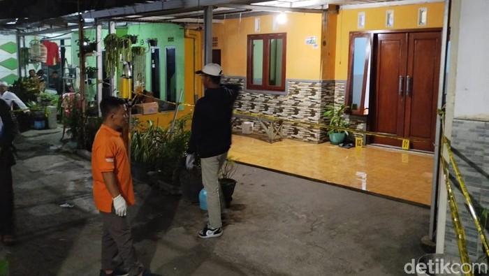 Kediaman ibu rumah tangga di Malang yang ditemukan tewas di dalam kamarnya