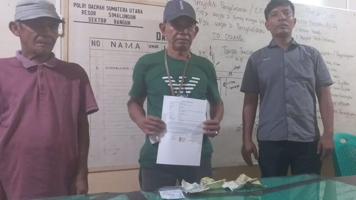 Kedua kakek pelaku pungli saat diamankan di kantor polisi. (Dok. Polsek Bangun)