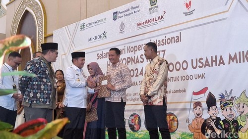 Kemenkop UKM bersama Pemprov NTB membagikan 1.000 sertifikat halal untuk para pelaku UMKM di aula ALI II UPT Asrama Haji Embarkasi Lombok, Mataram, Rabu (17/7/2024). (Foto: Nathea Citra/detikBali)