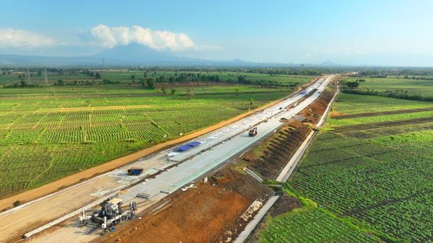 Kementerian PUPR bersama BUJT dan PT Jasamarga Probolinggo Banyuwangi terus mempercepat penyelesaian pembangunan Jalan Tol Probolinggo - Banyuwangi secara bertahap yang dimulai dari Tahap 1 dari Gending hingga ke Besuki sepanjang 49,7 Km. (Dok. bpjt)