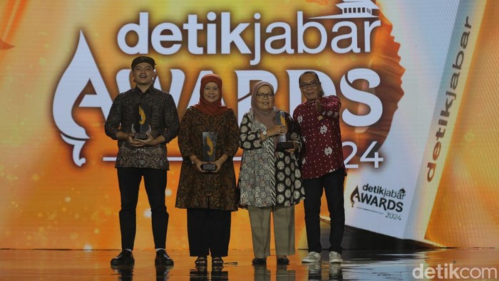 Kepala Redaksi detikJabar Baban Gandapurnama memberikan penghargaan Anugerah Komunitas Penggerak Terdepan detikJabar Awards 2024