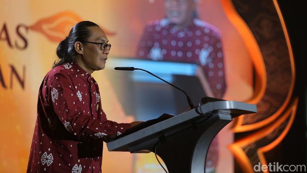 Kepala Redaksi detikJabar Baban Gandapurnama memberikan penghargaan Anugerah Komunitas Penggerak Terdepan detikJabar Awards 2024