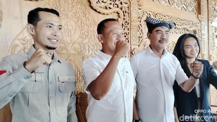 Ketua dan Pengurus Gerindra Bojonegoro di posko pemenangan Gerindra dan 02.