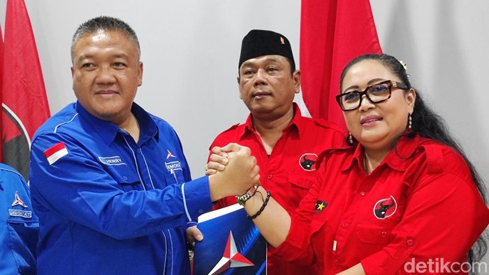 Ketua DPC Demokrat Gunungkidul, Hendry Ardianto dan Ketua DPC PDIP Gunungkidul, Endah Subekti Kuntariningsih saat mendeklarasikan koalisi PDP-Demokrat pada Pilkada 2024