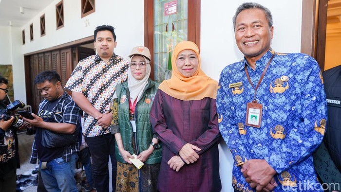 Khofifah menerima petugas pantarlih yang melakukan coklit di kediamannya