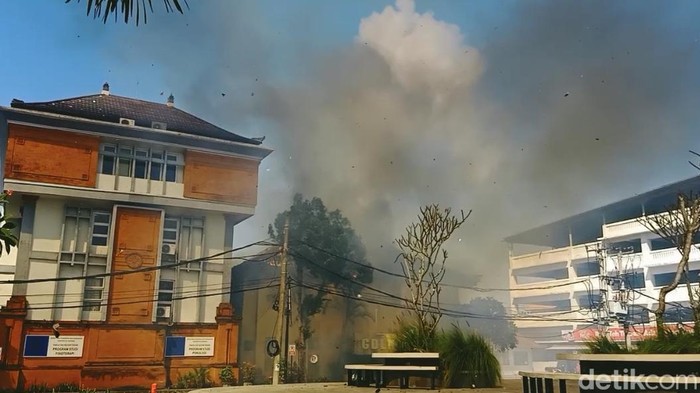 Kondisi Gedung GDLN Unud di Jalan PB Sudirman Denpasar, Bali yang terbakar pada Selasa (16/7/2024). (Ni Made Lastri Karsiani Putri-detikBali)